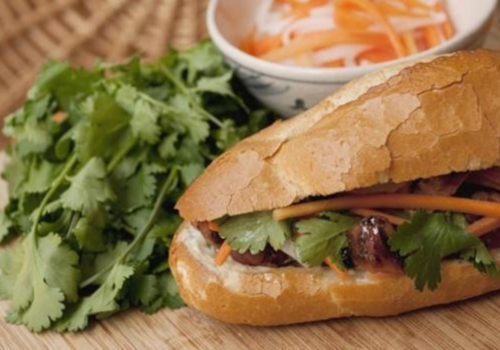 Story of Vietnamese “banh mi” introduced in foreign newspaper